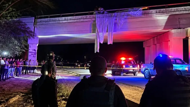 Identifican a uno de los hombres hallados sin vida en Puente Los Lobos; caso vinculado a mantas en San Cayetano