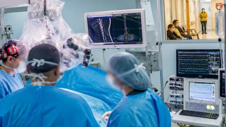 IMSS en Ciudad Obregón realiza cirugía compleja para corregir escoliosis juvenil