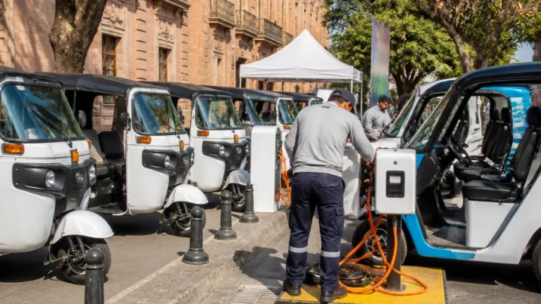 Jalisco explora sustituir hasta 60% de mototaxis por unidades eléctricas para primera y última milla