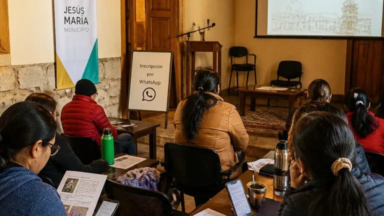 Jesus Maria: vuelve el Café Literario con una velada dedicada a 'Los perros del paraíso'