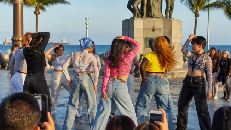 Jóvenes organizan en el Malecón la primera 'Batalla de Aura' en Veracruz