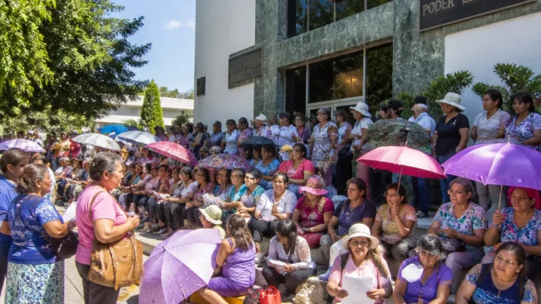 Jubiladas del SUSPEG protestan en Chilpancingo por retraso en pago de pensión