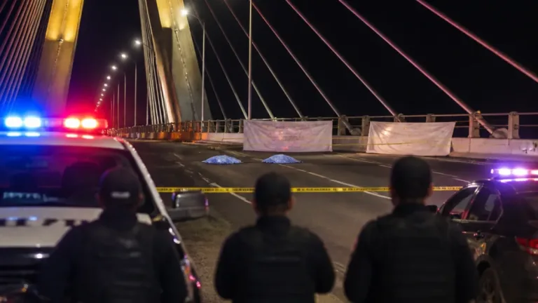Localizan en Tepic a dos hombres colgados en puente; aparecen mantas con mensajes amenazantes