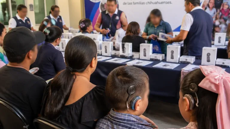 Maru Campos entrega procesadores de implantes cocleares para mejorar la audición en 11 municipios