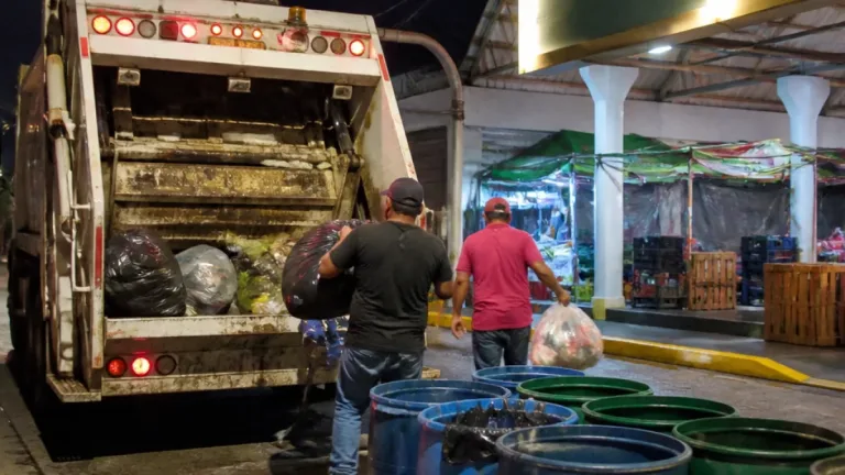 Mejoran recolección de basura en mercados de Ciudad Valles; tianguistas valoran la medida