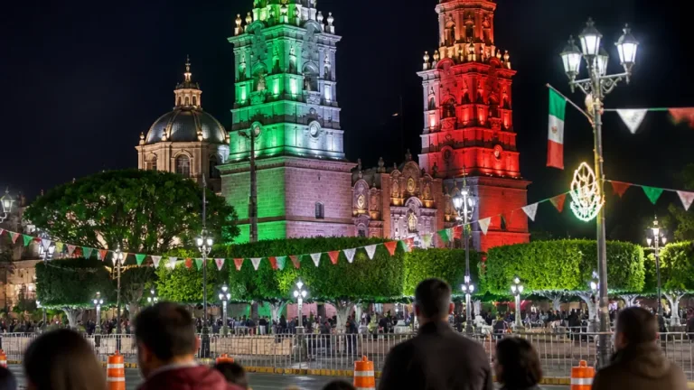 Morelia se ilumina en verde, blanco y rojo: fechas y espacios con encendido patrio