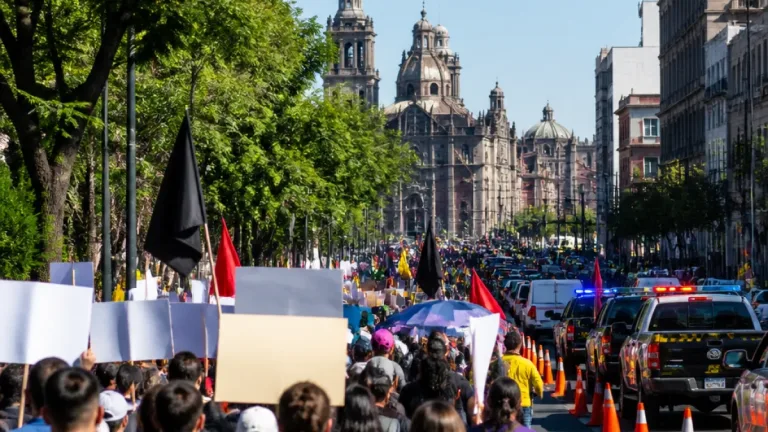 Movilizaciones y cierres viales alteran el tránsito en CDMX: gremios y colectivos rumbo al Zócalo