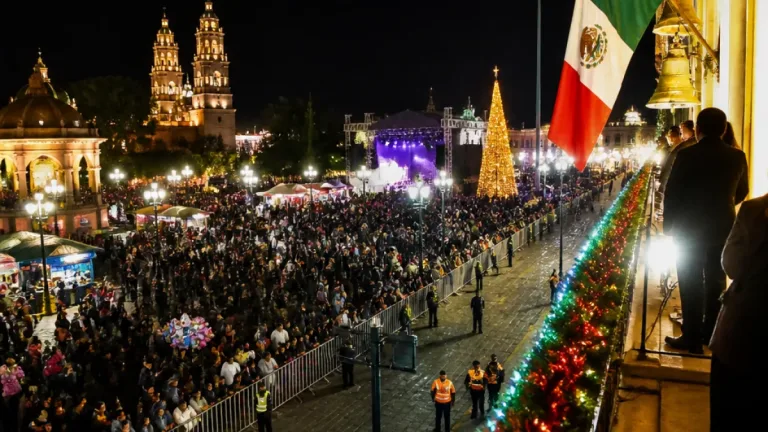 Multitud celebra el Grito en la Plaza IV Centenario; autoridades reforzaron seguridad