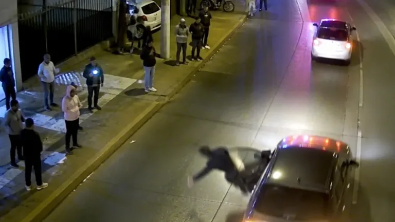 Nezahualcoyotl: mujer se arroja de auto en movimiento para escapar de su expareja, video evidencia los hechos