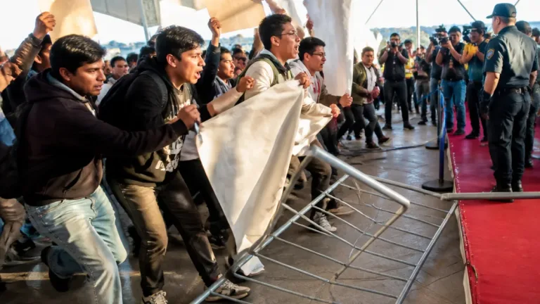 Normalistas de El Mexe irrumpen acto de Sheinbaum en Pachuca para exigir justicia y mejoras