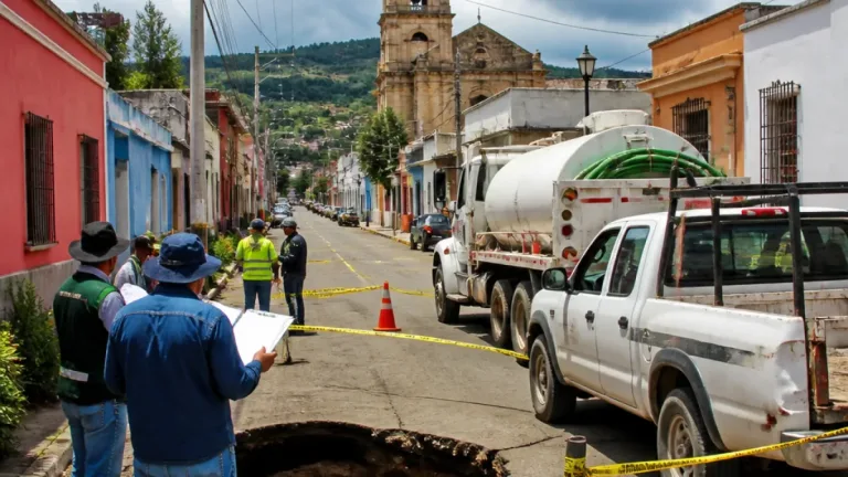 Oaxaca de Juarez: Ayuntamiento atiende reporte de socavón en colonia Estado de Oaxaca