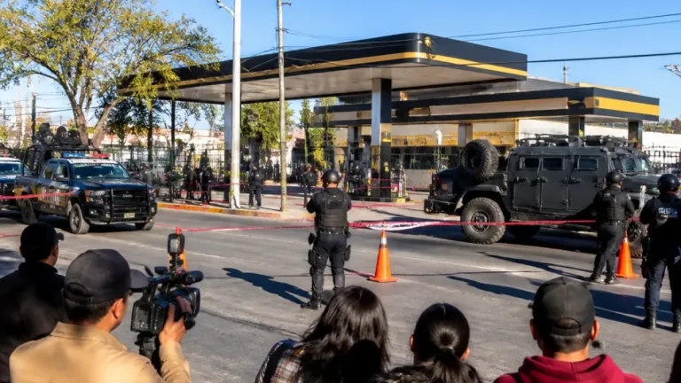 Operativo federal cierra dos gasolineras Black Gold en Chihuahua y Delicias