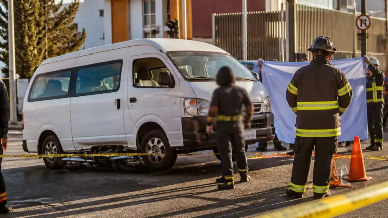 Pachuca: motociclista muere tras impacto con combi en el centro; conductor quedó a disposición