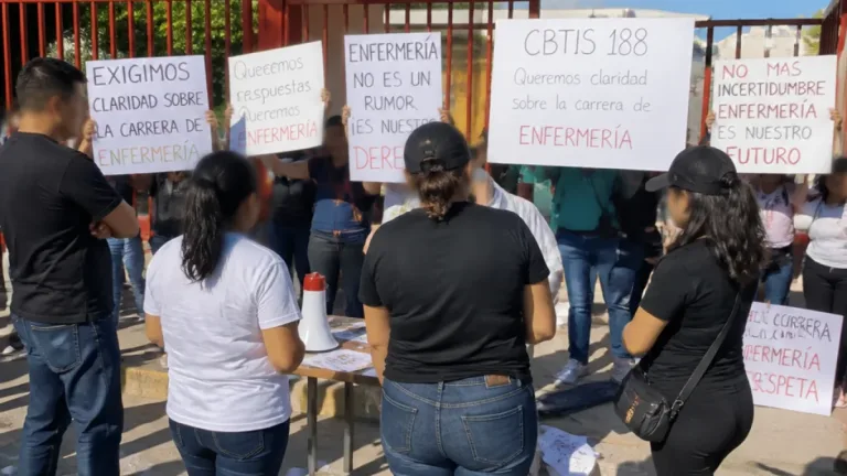 Padres toman instalaciones del CBTIS 188 en Ciudad Obregón por dudas sobre la carrera de Enfermería