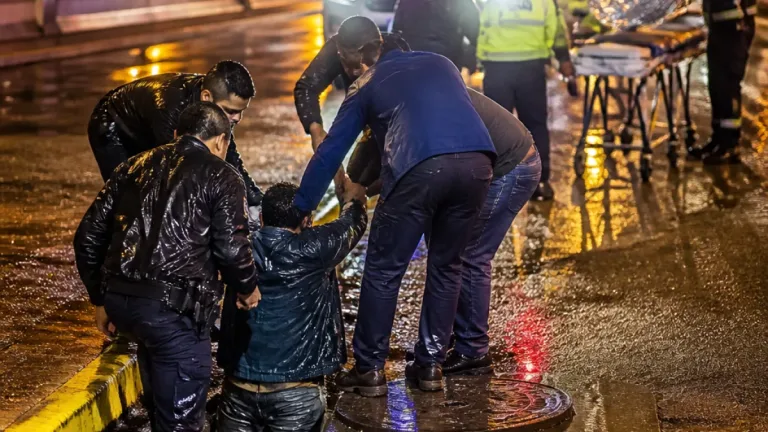 Policías y vecinos rescatan a hombre arrastrado por aguas residuales en Querétaro tras lluvias