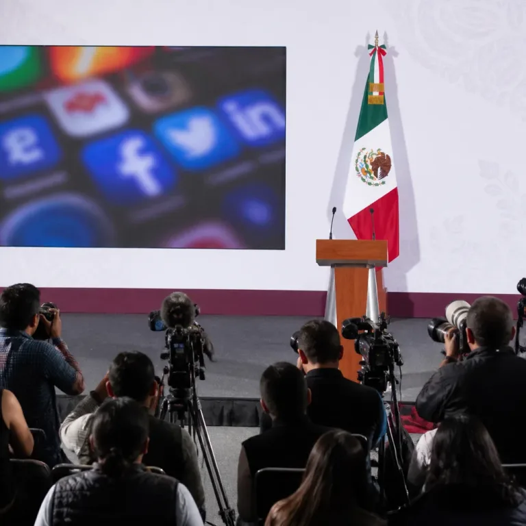 Sheinbaum califica de “política ficción” versiones sobre AMLO y la licencia de Rocha Moya