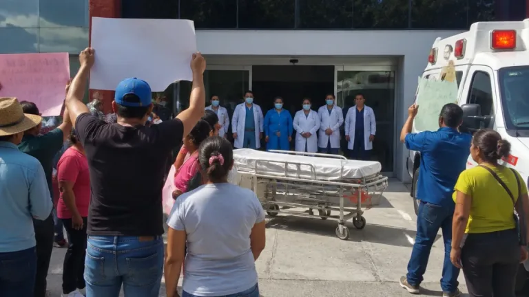 Protestan en Chilpancingo frente al ISSSTE para exigir traslado de paciente a Acapulco