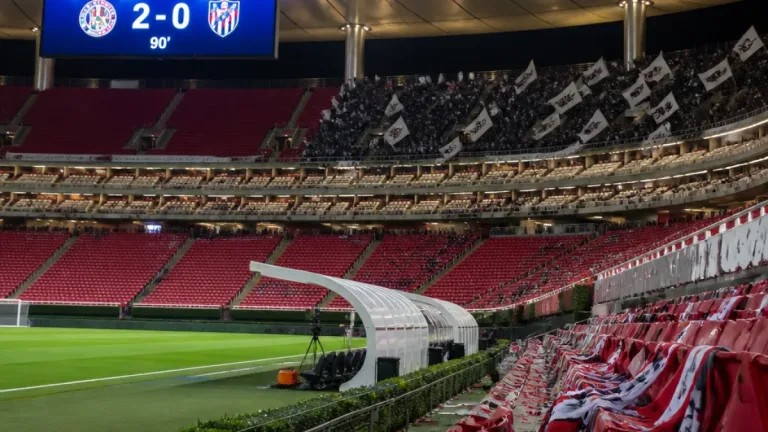 Querétaro sorprende y rompe el invicto local de Chivas con triunfo 2-0 en el Akron