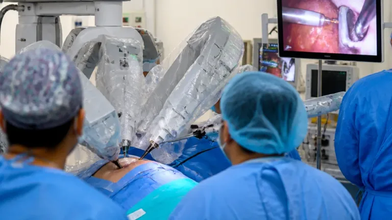 Quintana Roo realiza primera cirugía robótica en hospital público con sistema VERSIUS