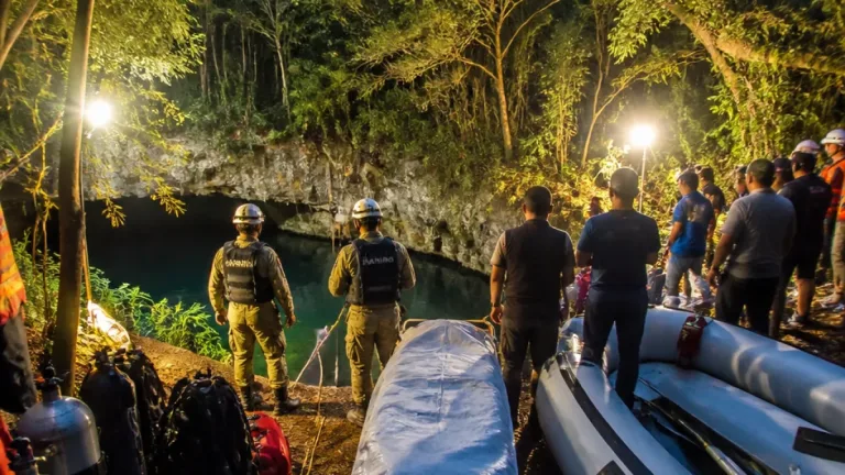 Rescatan con vida a pescador tras 15 días atrapado en caverna de cenote en Uxpanapa