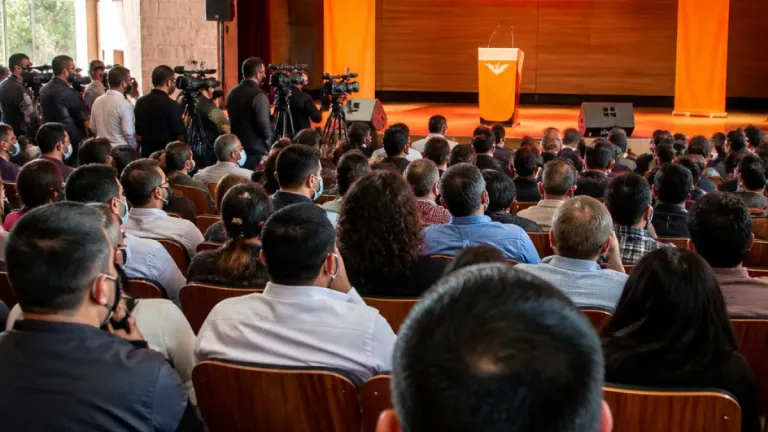 Respalda Dante Delgado a Álvarez Máynez tras su asistencia al informe en Uruapan