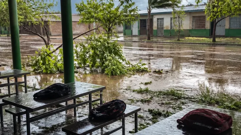 Suspenden clases vespertinas en cinco municipios de Sinaloa ante pronóstico de lluvias intensas