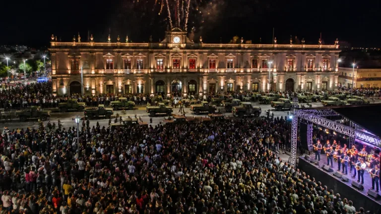 Tepic celebra con desfile y Grito; 1,767 participantes y saldo blanco en el centro histórico
