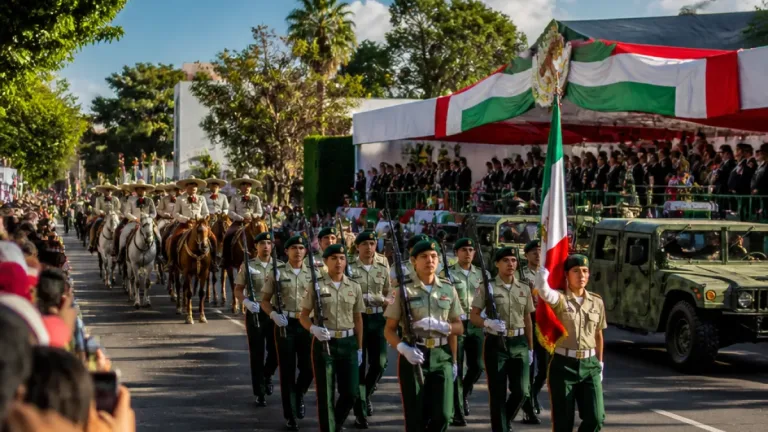 Tepic vivió sin incidentes el desfile por el 216 aniversario de la Independencia