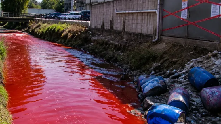 Tlaxcala: suspenden textilera tras teñir de rojo el río Zahuapan y sancionarla con 3 mdp