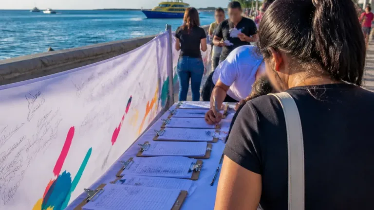 Vecinos de Cozumel recaban firmas contra reconfiguración del malecón por riesgo a su identidad