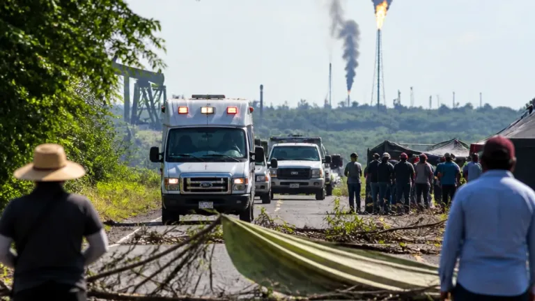 Vecinos de Villa Playas del Rosario bloquean Villahermosa–Teapa por servicios y daños de actividad petrolera