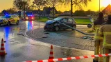 Auto met hoge snelheid botst tegen lantaarnpaal op rotonde in Drachten