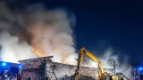 Grote brand verwoest bedrijfspand in Dokkum; verkeers- en spoorwerkzaamheden in Friesland