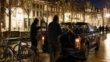 Pick-up rijdt door centrum Groningen, mannen laden laadbak vol met fietsen