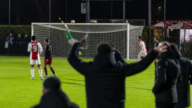 Helmond Sport verliest nipt bij Jong Ajax: 3-2 na sterke comeback