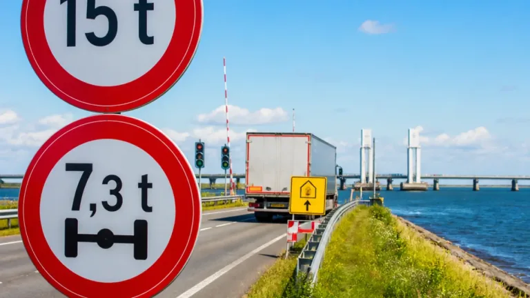 Lelystad: zware vrachtauto’s vanaf dit najaar aan banden op dijk naar Enkhuizen