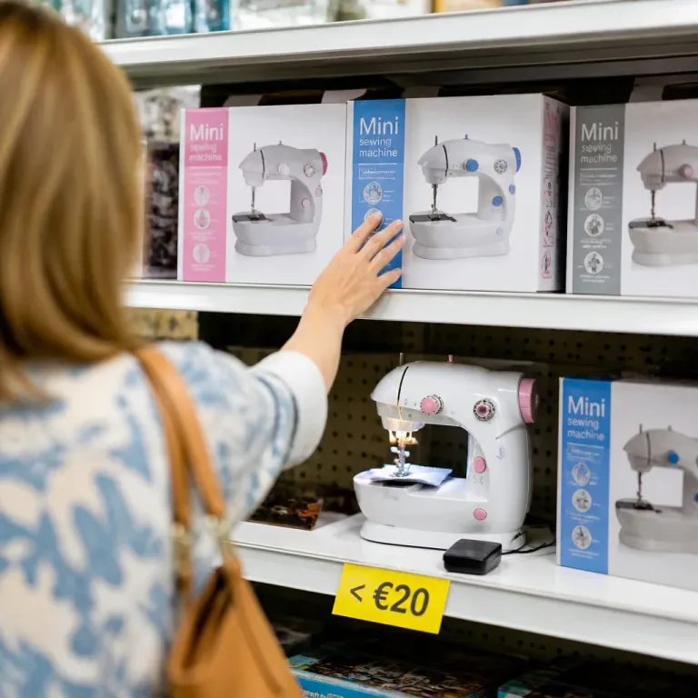 Aldi brengt mini-naaimachine onder de €20: drempel naar naaien sterk verlaagd