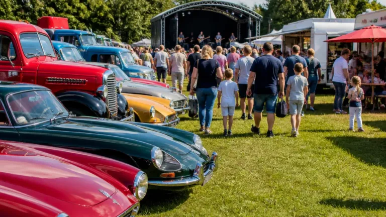 Oldtimerdag in Waalwijk trekt klassieke voertuigen, markt en activiteiten voor kinderen