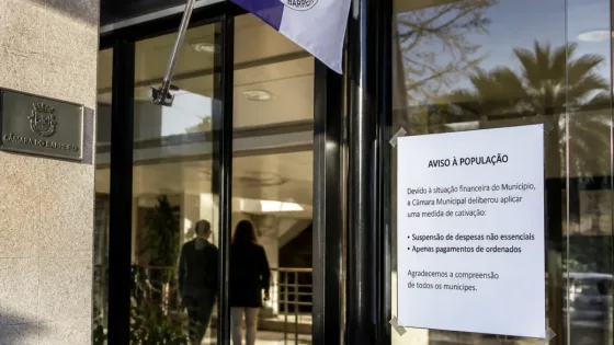 Câmara do Barreiro cativa despesas e mantém só pagamentos de ordenados