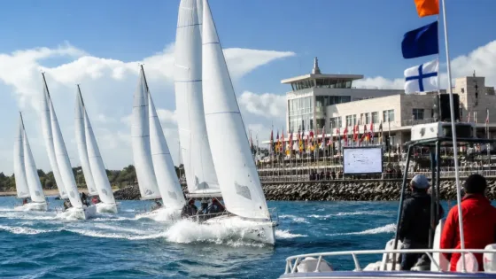 Cascais recebe Mundial de J/70: Peixaranha vence primeira regata, Oceanpact-Viking lidera