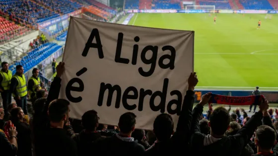 Multa de 1.225€ ao Estrela da Amadora por cânticos e tarjas no jogo em Alverca