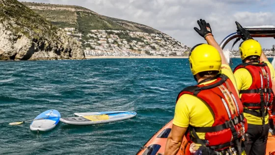 Resgate em alto mar: duas praticantes de paddle resgatadas ao largo de Sesimbra