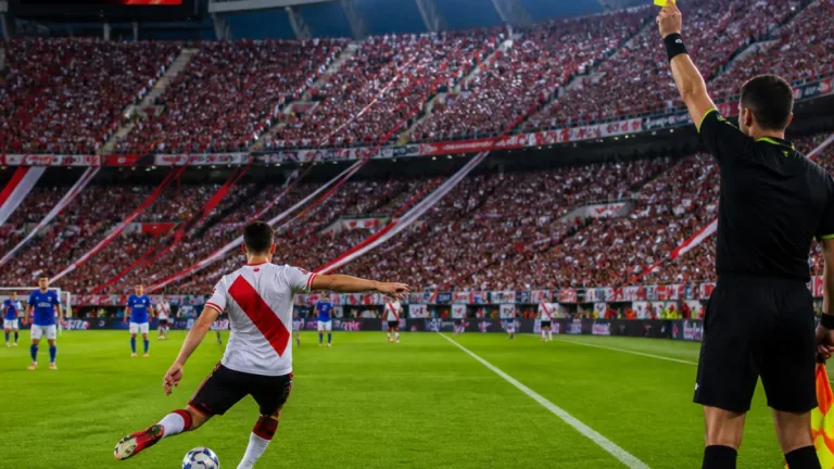 Almada estreia no River Plate com participação em golo e triunfo no Monumental