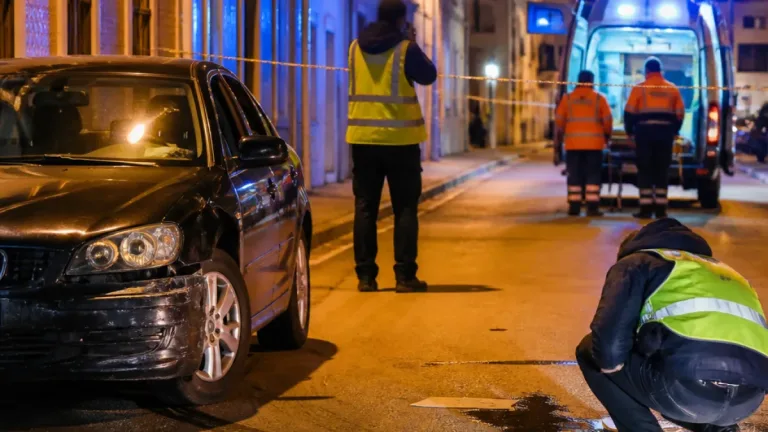 Atropelamento grave na Rua da Fonte, em Figueira da Foz, com condutor a abandonar o local