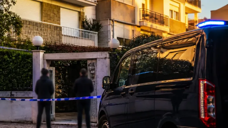 Cascais: detido homem de 48 anos por alegados abusos a criança e violência sobre idoso