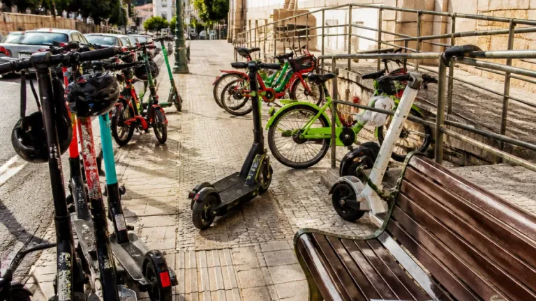 Coimbra: cidadãos pedem fim do modelo sem docas para trotinetas e bicicletas partilhadas
