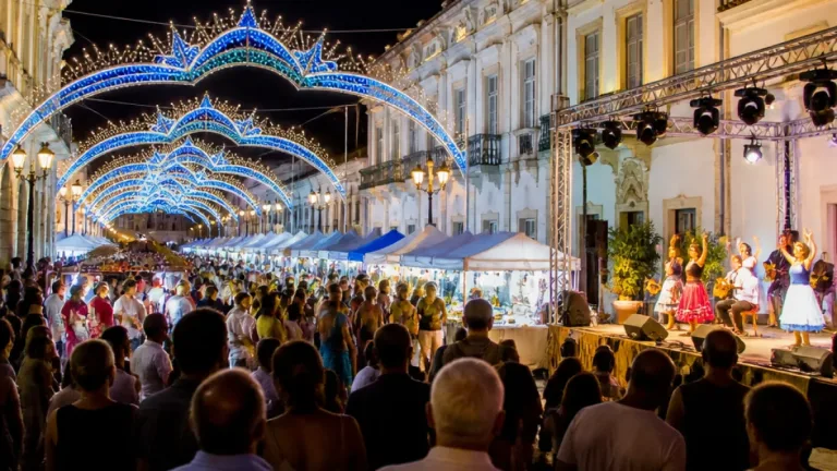Feira de Stocks anima o centro de Tavira com descontos e espetáculos entre 20 e 24 de agosto