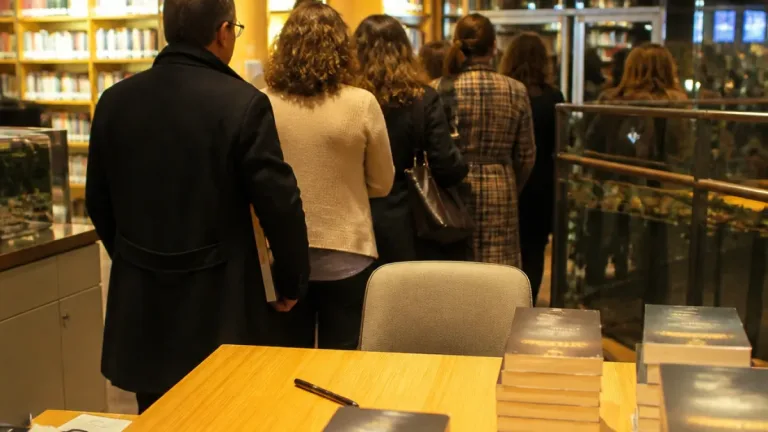 Guarda recebe Raul Minh’Alma em conversa e sessão de autógrafos na Biblioteca Municipal