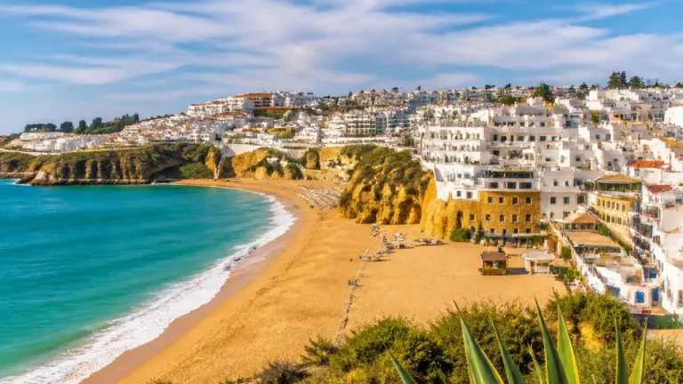 Homem fica em prisão preventiva após homicídio com tesoura em hotel de Albufeira
