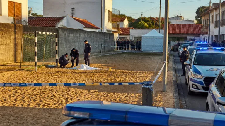 Homicídio em Santarém: corpo encontrado em campo de futebol e duas detenções em flagrante
